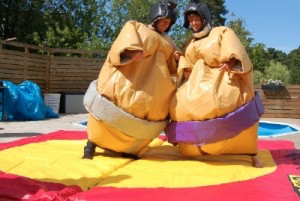 Två män som går en sumobrottningsmatch iförda våra sumodräkter